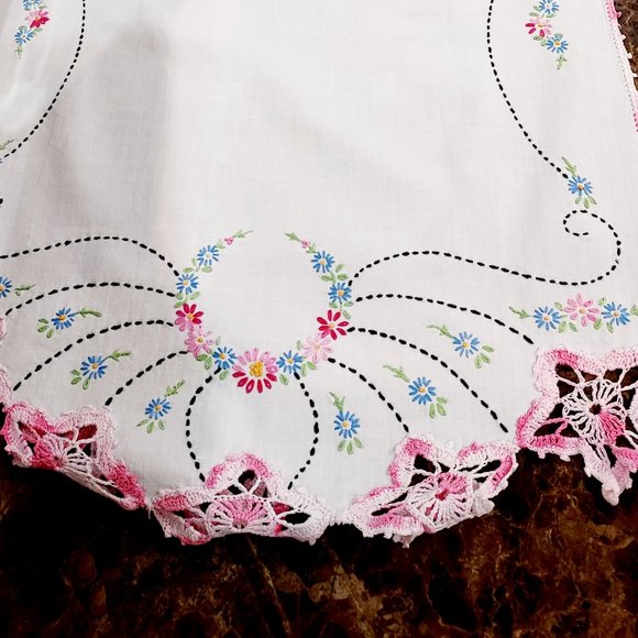 1960's Vintage Dresser/Table Scarf Hand Embroidered & Crocheted 12” X 33" - Picture 2 of 12